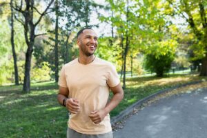 a man runs to help manage his ptsd symptoms